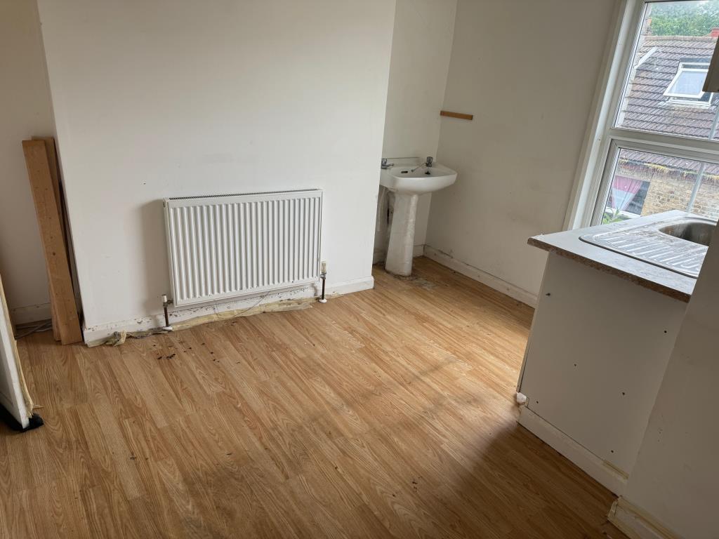 Lot: 53 - FOUR-BEDROOM HOUSE WITH BASEMENT NEAR TOWN CENTRE - Bedroom 4